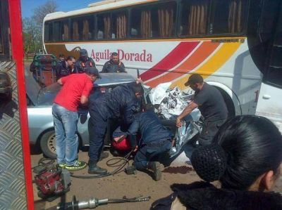 Un hombre termin� herido tras chocar contra un colectivo