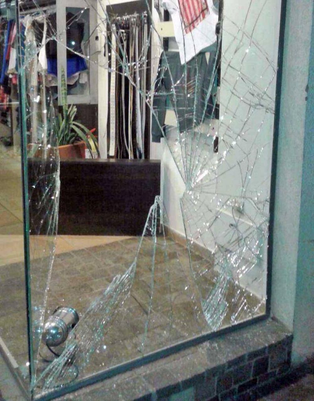 Comerciante sufri� el cuarto robo en su local de ropa