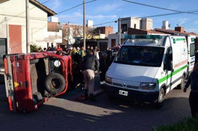 Choque y vuelco de una camioneta de Vialidad