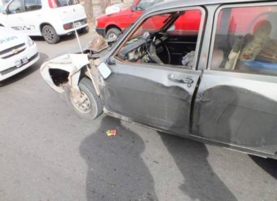 Un cami�n choc� a un auto al intentar pasarlo