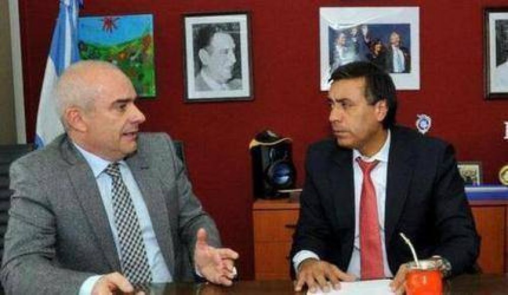 Jos� Echeverr�a con funcionarios provinciales para dar respuestas ante el temporal