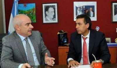 Jos� Echeverr�a con funcionarios provinciales para dar respuestas ante el temporal