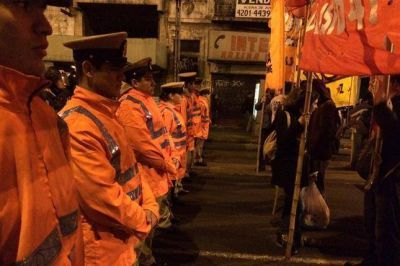 El paro arranc� con alta adhesi�n y ya hay piquetes en Panamericana y otros accesos a la ciudad