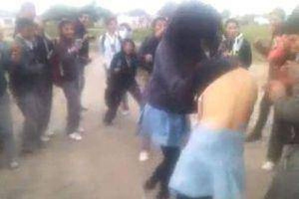 Circula el v�deo de una feroz pelea entre dos alumnas secundarias