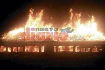 P�nico por un incendio que �devor� a un restaurante