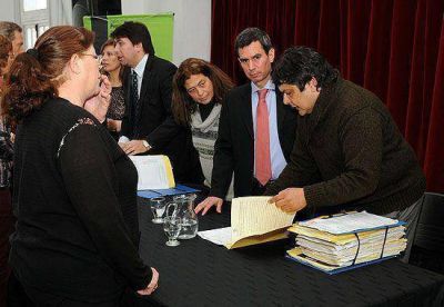 M�s de 50 familias firmaron escrituras de sus viviendas