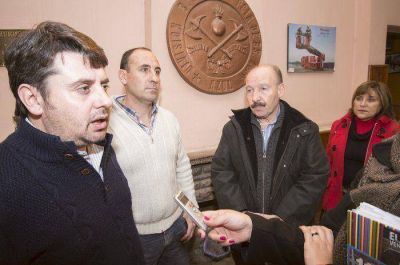 La gesti�n Inza entreg� un subsidio para la compra de un Hidroelevador para el Cuartel de Bomberos