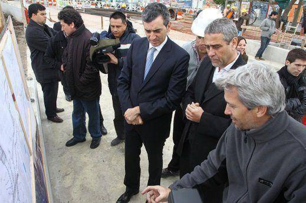 Avellaneda: Ferraresi y Florencio Randazzo supervisaron las obras en el paso bajo v�as de Wilde