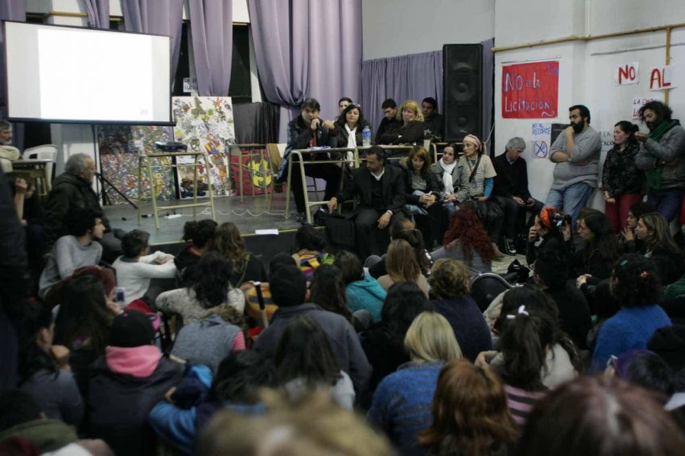 EMBA: Guti�rrez afirm� en la asamblea que �la Escuela no se achica y contempla todas las necesidades�