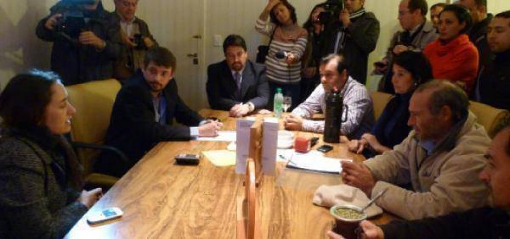 LA PROVINCIA APORTAR� UN MILL�N Y MEDIO DE PESOS PARA SOLUCIONAR EL CONFLICTO DE LOS TAREFEROS