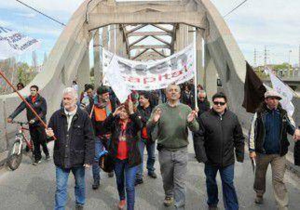 Otra vez, un corte gener� caos en los puentes carreteros 