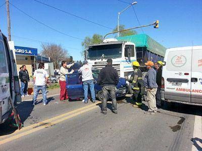 Grave accidente en el Segundo Cruce entre un cami�n y un autom�vil