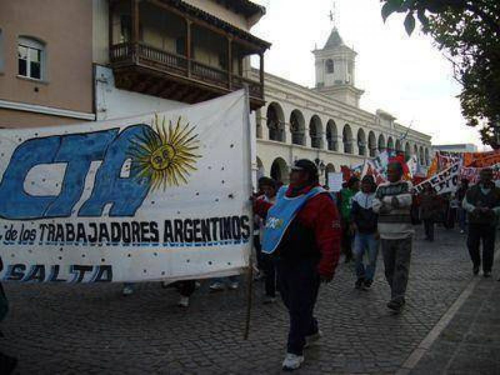 Organizaciones de trabajadores marcharon por el centro salte�o