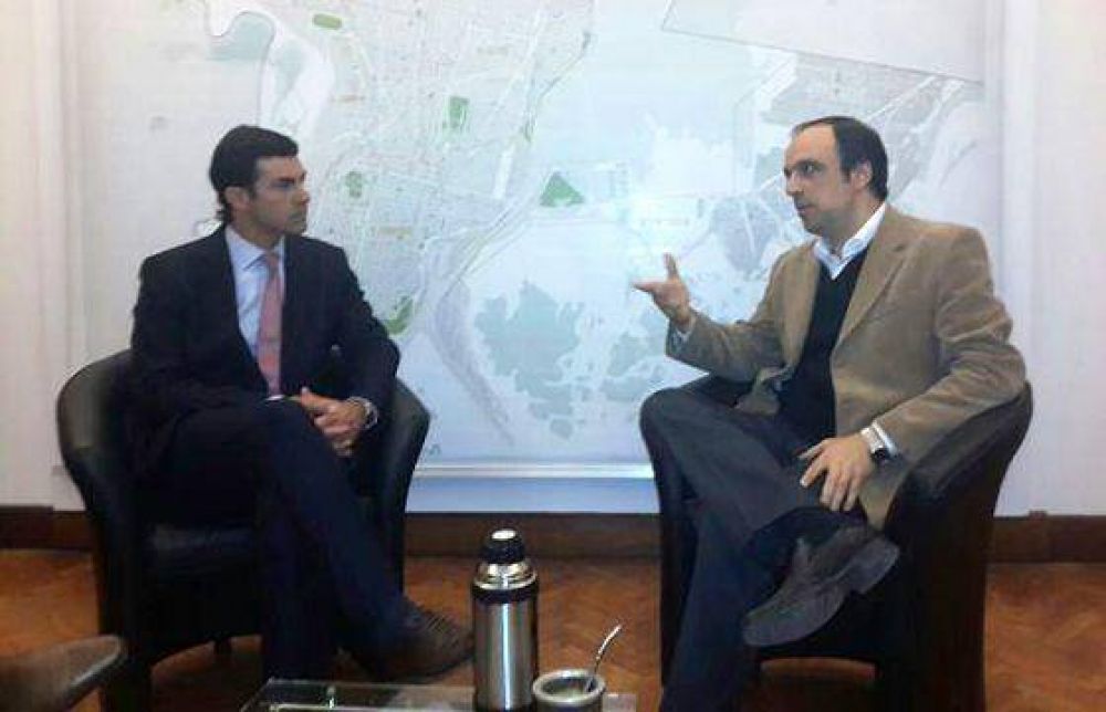 Inter�s de Santa Fe en la descentralizaci�n de recursos y en el voto electr�nico implementado en Salta