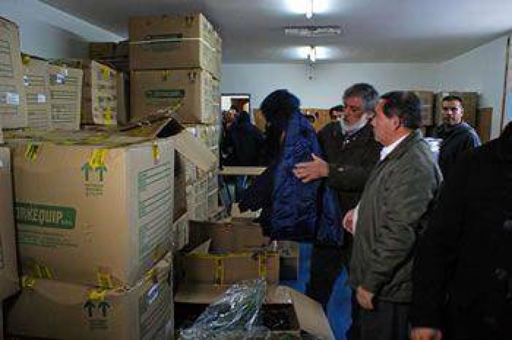 CALETA: ENTREGAN 1.500 EQUIPOS DE TRABAJO A EMPLEADOS