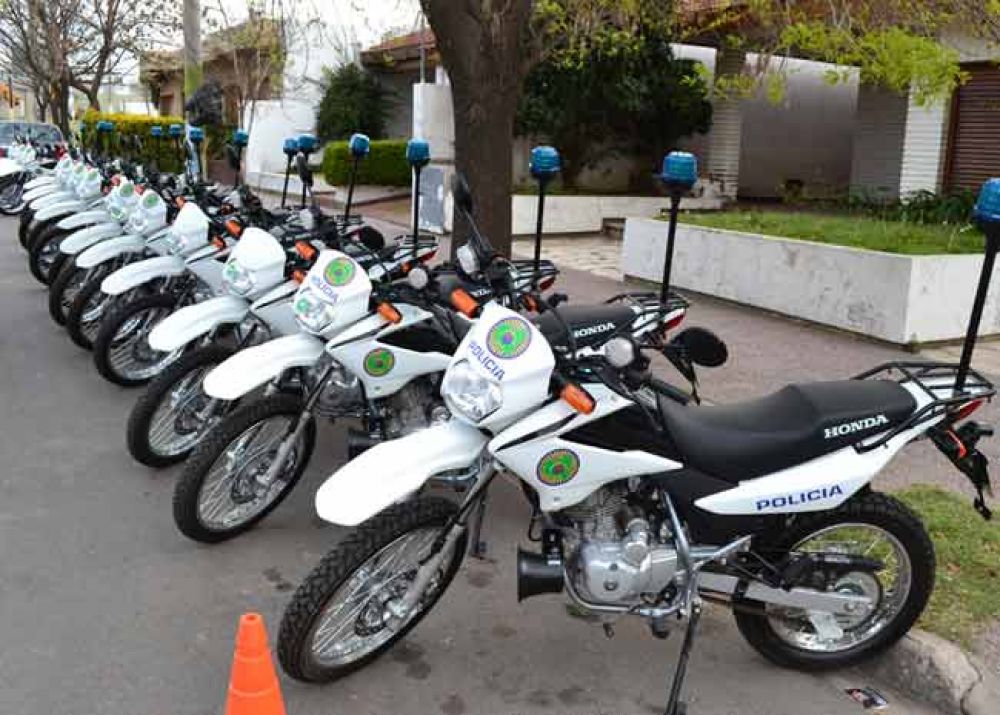 El Gobierno entreg� nuevas motocicletas a la Polic�a provincial