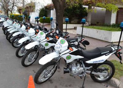 El Gobierno entreg� nuevas motocicletas a la Polic�a provincial
