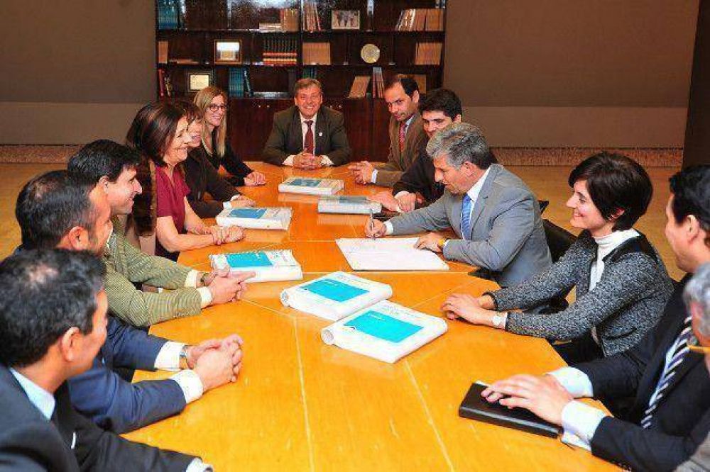 El gobernador firm� el proyecto de Ley de Presupuesto 2015