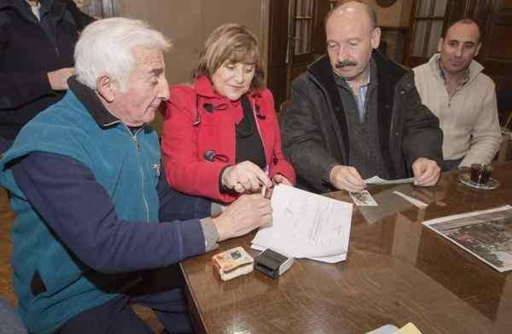 El Municipio entreg� un subsidio para la compra de un hidroelevador para los bomberos locales