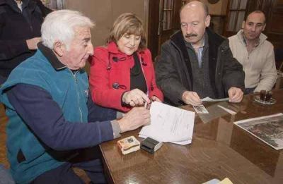 El Municipio entreg� un subsidio para la compra de un hidroelevador para los bomberos locales