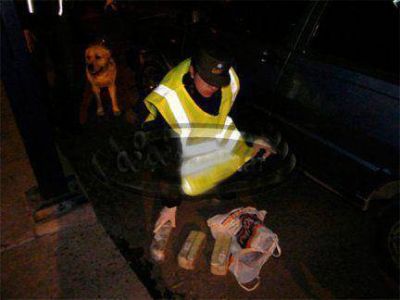 Secuestraron m�s de tres kilos de droga que eran transportados en un auto
