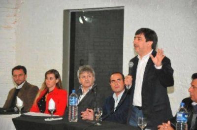 Gustavo reuni� a empresarios y comerciantes y expuso su proyecto