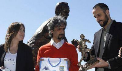 Manu Gin�bili ya tiene su estatua en la Ciudad