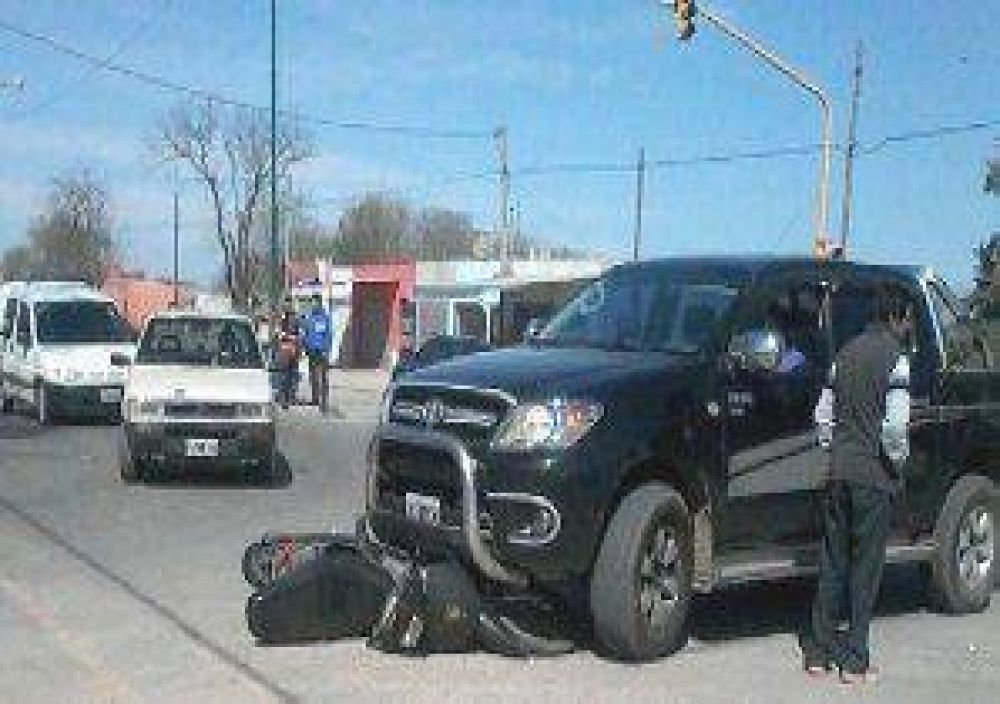 Motociclista herida al chocar contra una camioneta