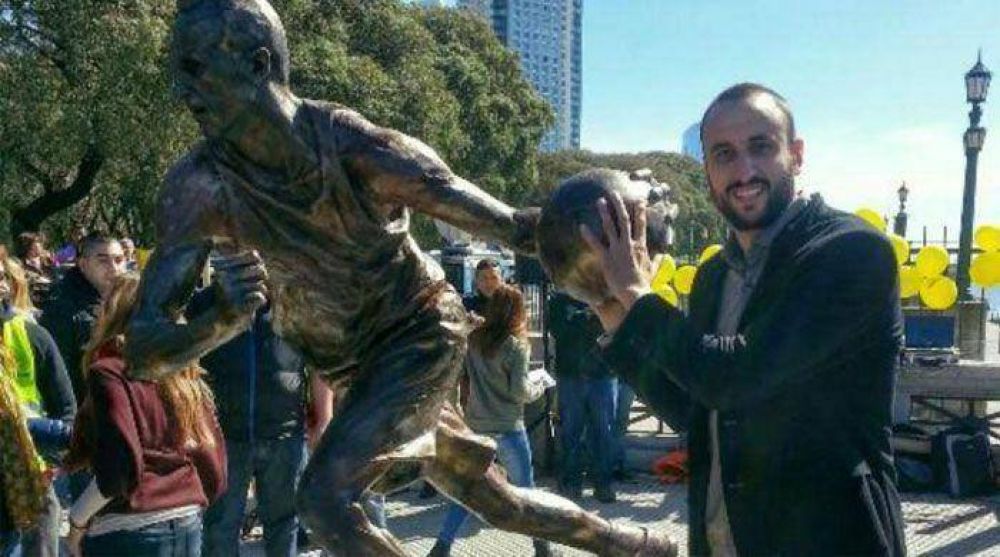 Manu Gin�bili ya tiene su estatua en Capital Federal