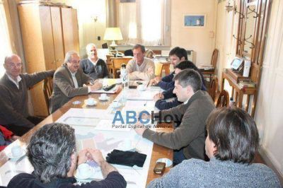 Fuerte reuni�n de funcionarios por los lotes para Procrear