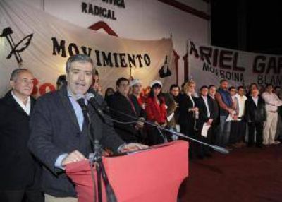 Cano promete vender el avi�n oficial del PE