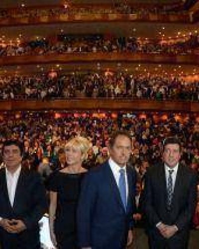 Con tono presidencial, Scioli le apunt� a Massa 