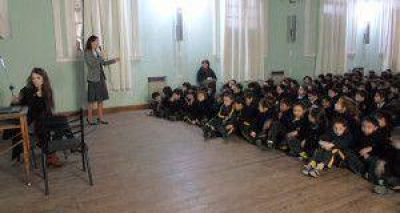 Por la basura, funcionarios municipales van a la escuela