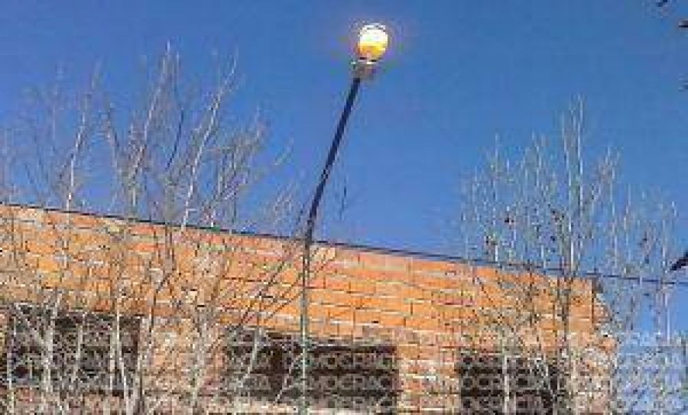 Cortes de luz y derroche en las luminarias en barrio Belgrano