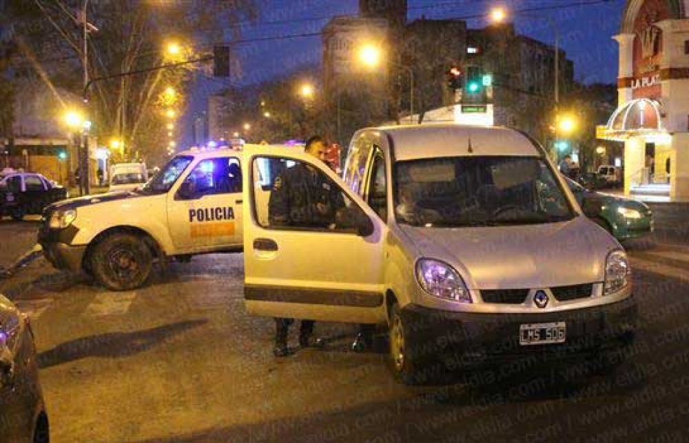 Utilitario atropell� a una pareja de jubilados frente al Bingo     
