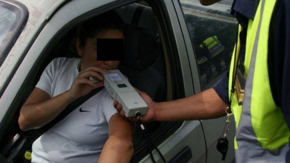 Un conductor alcoholizado quiso coimear a un agente y termin� preso