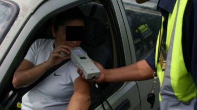 Un conductor alcoholizado quiso coimear a un agente y termin� preso