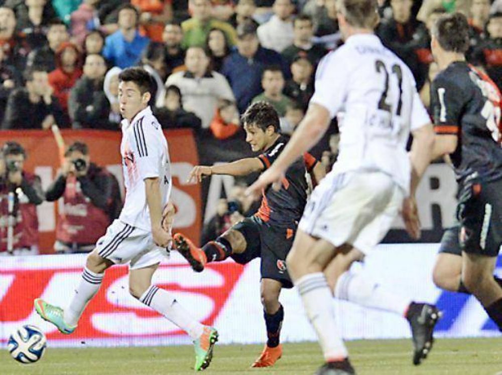 Qu� bien Tevez, Newell's impuso su juego y venci� a Estudiantes con gol del juvenil