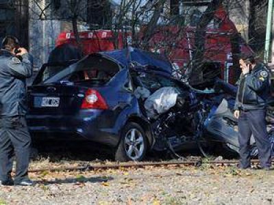 Un muerto y tres heridos por un tren que arroll� a un auto