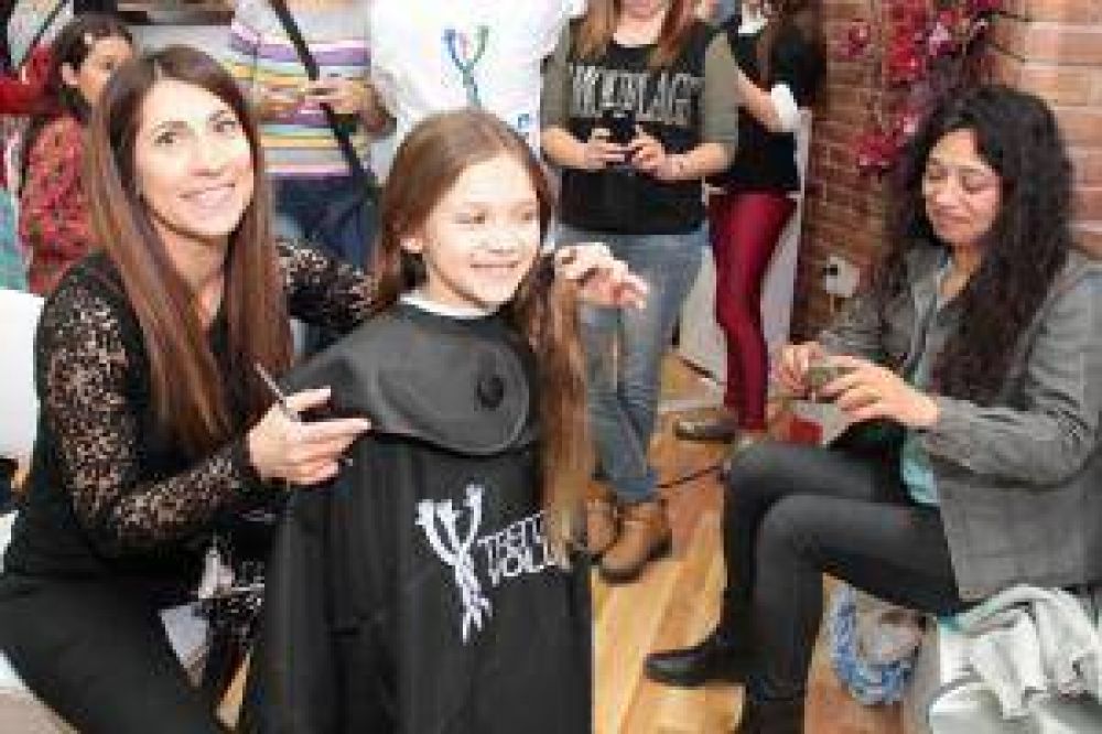 Con 7 a�os, don� su pelo en homenaje a su pap�