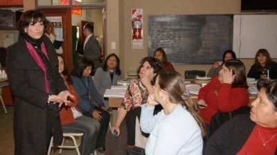Contin�an visitas a los colegios