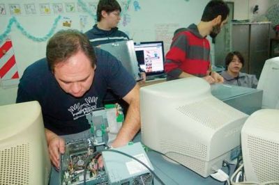 Debido a la gran demanda, Proyecto Puente vuelve a recepcionar donaciones de PC