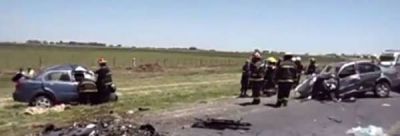 Mueren dos personas en un violento accidente en Leales
