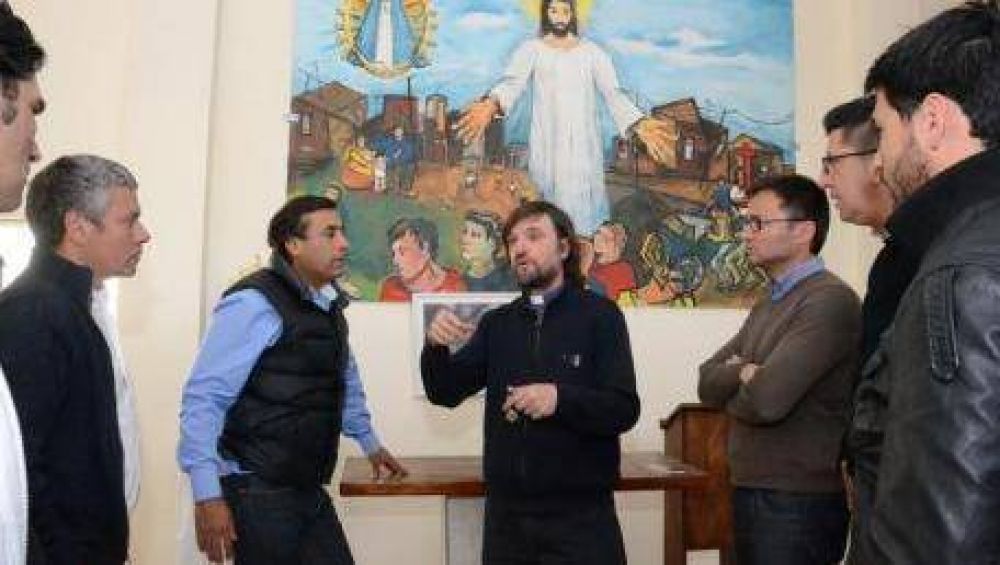 El ministro Aparicio junto al padre Pepe en La C�rcova