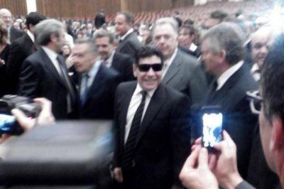 Con Diego Maradona y Guillermo Moreno, el papa Francisco abri� la jornada del partido por la paz
