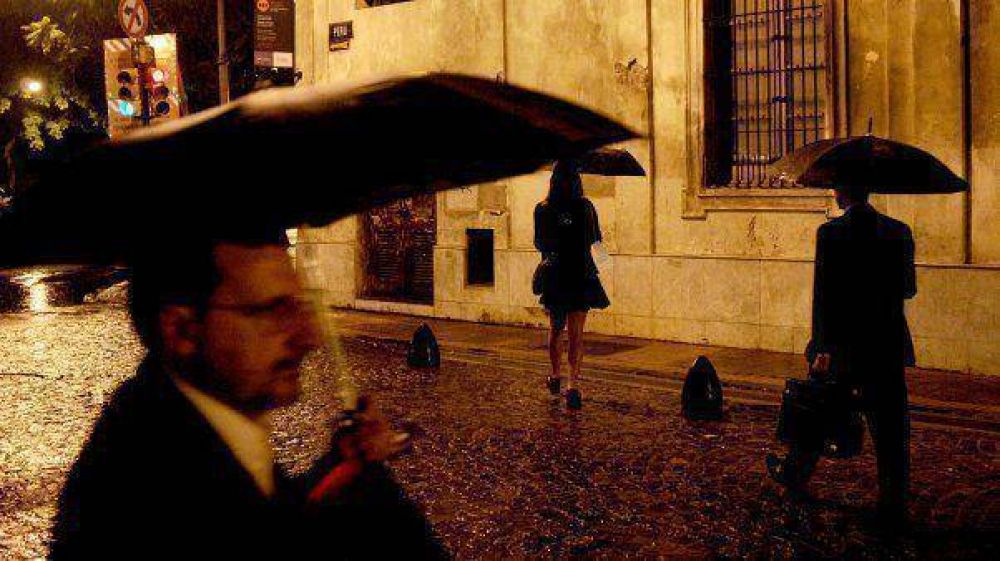 El martes comenz� con tormentas y el mal tiempo continuar� todo el d�a