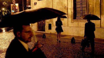 El martes comenz� con tormentas y el mal tiempo continuar� todo el d�a