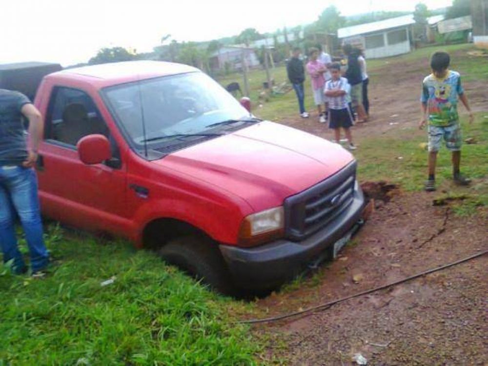 En El Soberbio una camioneta casi cay� en un pozo ciego