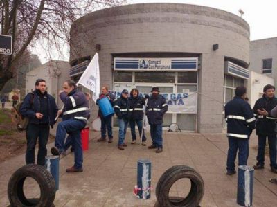 Trabajadores bloquean oficinas de Camuzzi Gas Pampeana pidiendo medidas contra la inseguridad