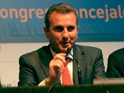 P�rez defendi� el viaje a Macedonia de un ministro y dos diputados radicales: 